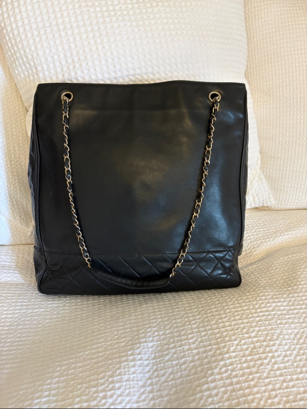 CHANEL LAMBSKIN
QUILTED SHOULDER TOTE
GOLD CHAIN